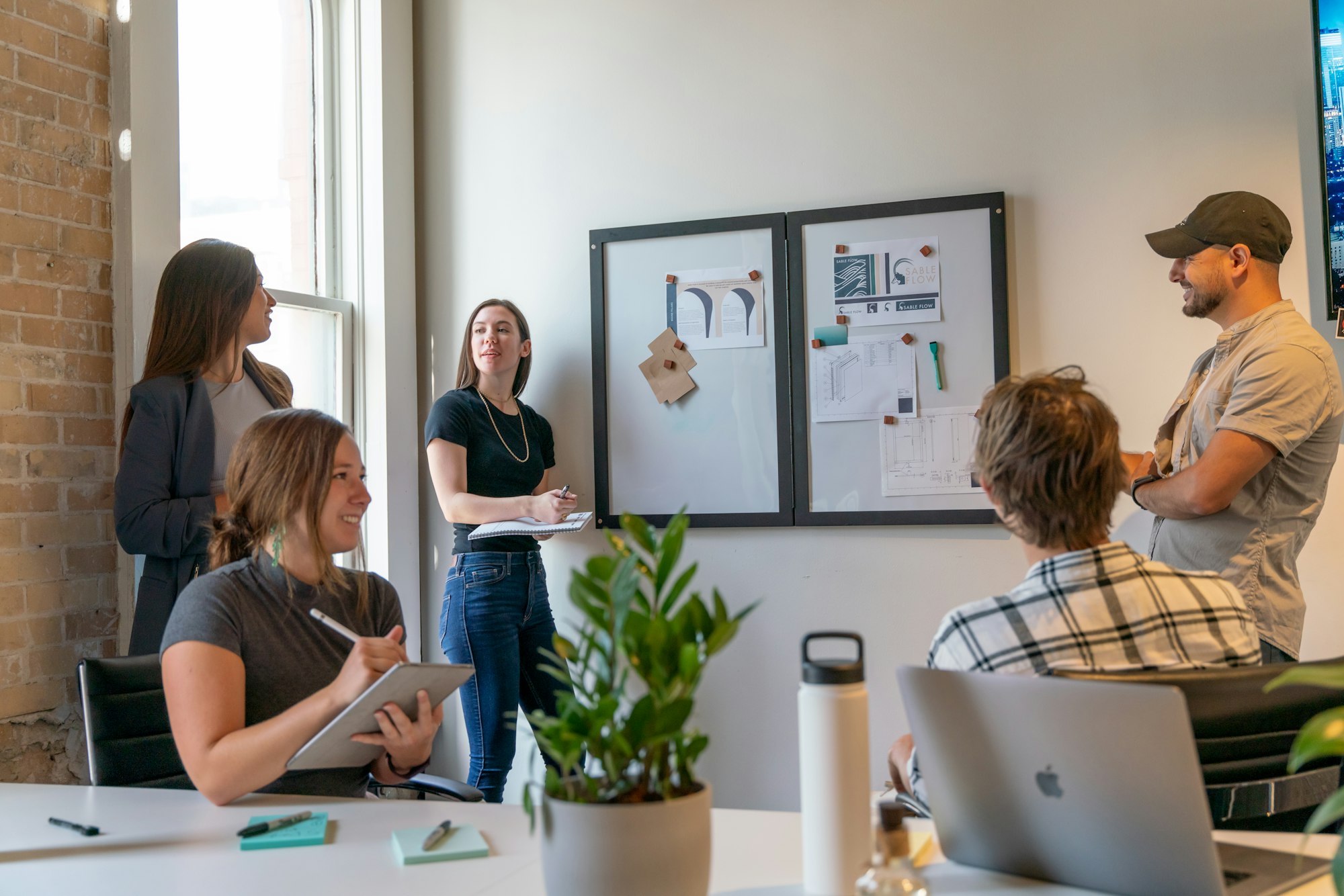 Equipo de trabajo reunido en una oficina