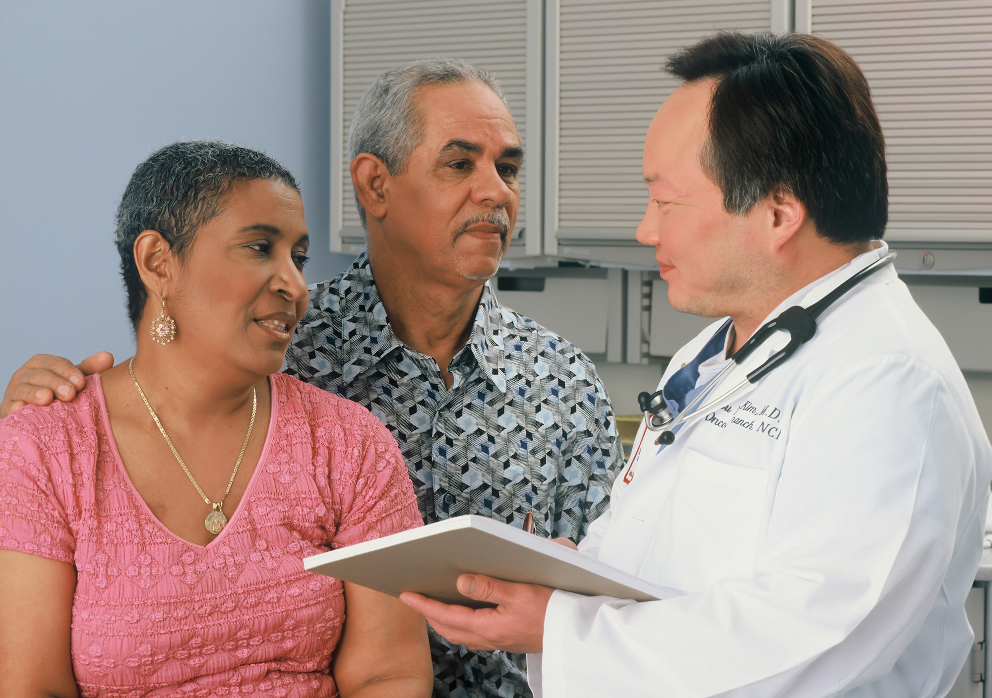 Pareja en consulta con una doctora